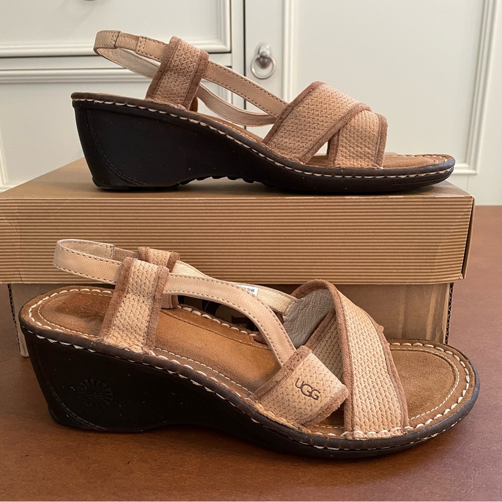 NWT 🎉Host Pick🎉 Ugg Mayley sandals size 10- never worn- tan and oatmeal